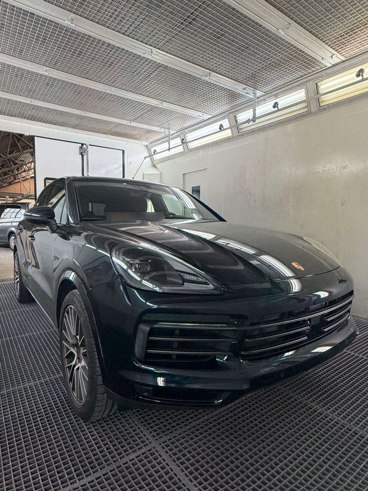 Porsche met afgewerkte glanzende voorbumper na het verwijderen van de afplakfolie